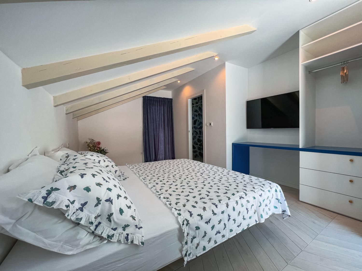 Prestigious Seaside Luxury With Pool Split